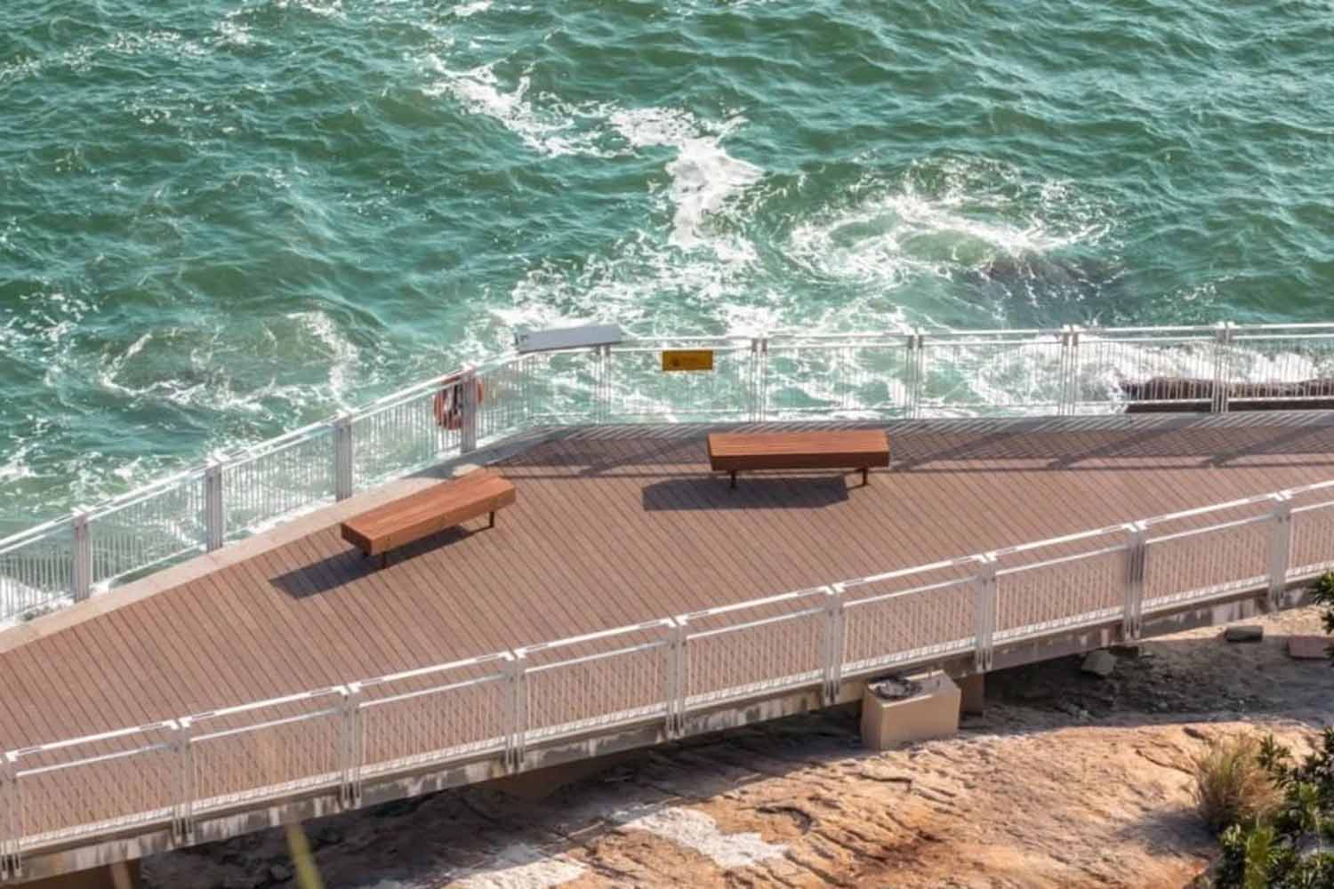 dassoXTR Fused Bamboo® Decking Epic Cognac New coastal decks (dassoXTR Fused Bamboo Decking) for Yantian costal promenade after it was damaged by Typhoon Mangkhut in 2018. The rebuilding project, extending nearly 19.5km, starts at the ancient tower in Zhongying Street and extends alongside the Golden Bay Beach, connecting Shatoujiao, Yantian Port, Dameisha and Xiaomeisha Beach. Besides, three stations were built at the junction of the coastal promenade and Yantian greenway, each with a library covering an area of more than 80 sqm. 